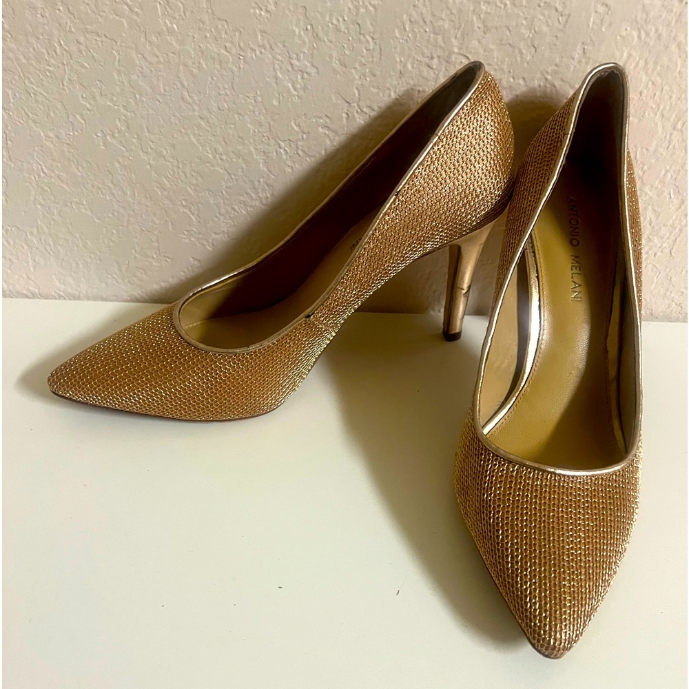 Absolutely stunning rose gold classy heels.